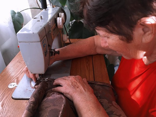 Machine à coudre piqueuse plate : Comment l'utiliser en toute sécurité ?